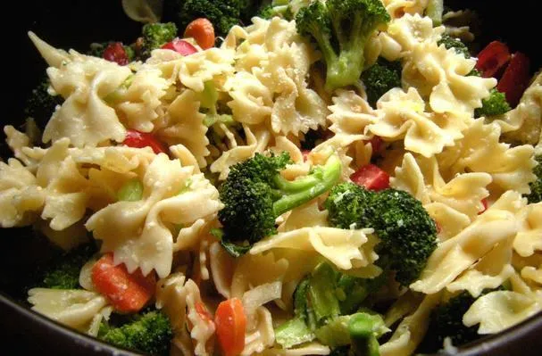 Farfalle med broccoli, morötter och tomater