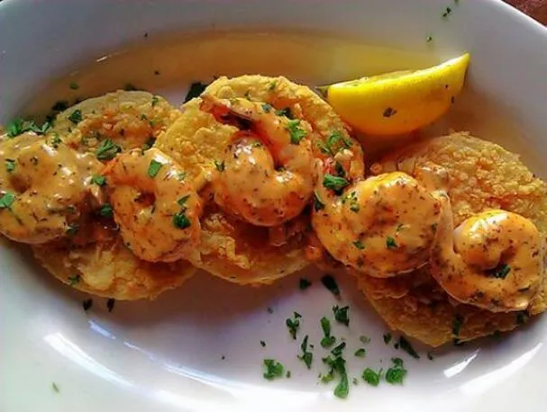 Friterad grön tomat och räkor med kryddig remouladsås