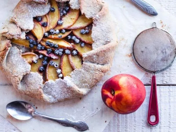 GALETTE MED PERSIKA OCH BLÅBÄR