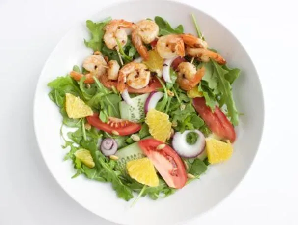 Vitlöksstekta räkor med apelsin- och rucolasallad