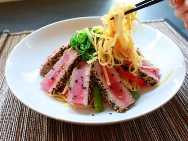 Glutenfri sesamkrossad tonfisk med asiatiska nudlar