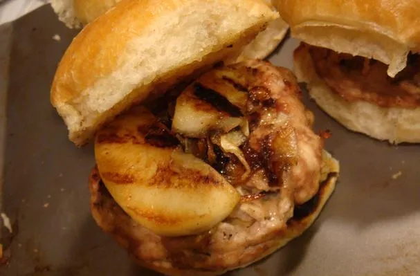 Grillad äppel- och brie-kalkonburgare med karamelliserade lökar