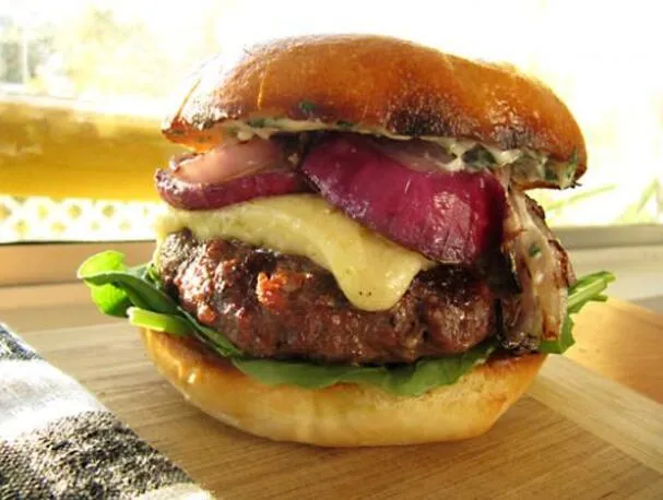 Grillade chuckburgare med extra stark cheddar och citron-vitlöks-aioli