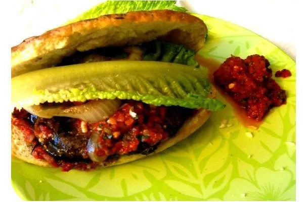 Grillad portobellosvampburgare med rostad paprika- och tomatsås