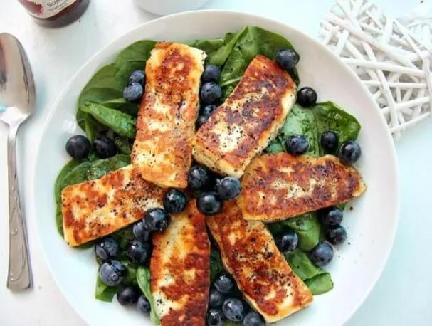 Halloumi-, blåbärs- och spenatsallad