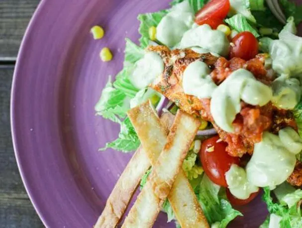 Hälsosam och kryddig fisktacosallad