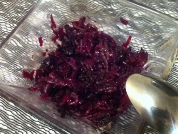 Hälsosam och enkel vegansk rödbetssallad med katrinplommon!