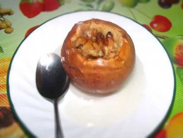 Hälsosam höstdessert: Ugnsbakade äpplen med valnötter, honung och kanel.