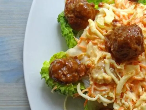 Hoisenglaserade köttbullar med kryddig coleslaw