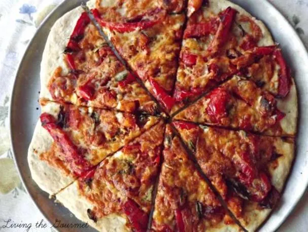 Hemgjord pizza med söt och kryddig sås