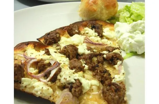 Hemmagjord kryddig lammpizza med svalkande tzatzikisallad