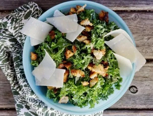 Grönkålscaesarsallad