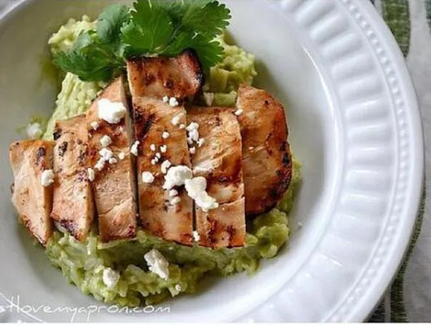 Avokado- och fetaostkrämris med grillad kyckling