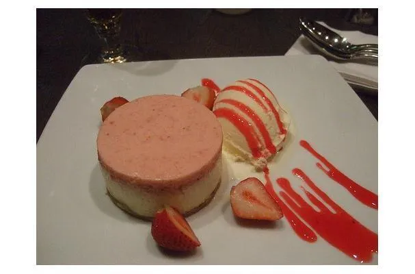 Skiktad jordgubbsdessert