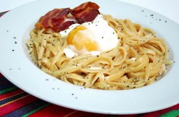 Linguine i krämsås med pocherade ägg och bacon