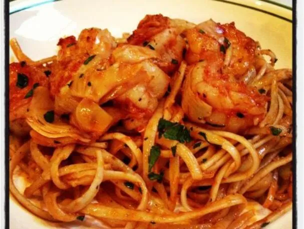 Linguini med räkor och tomatsås med kronärtskocka