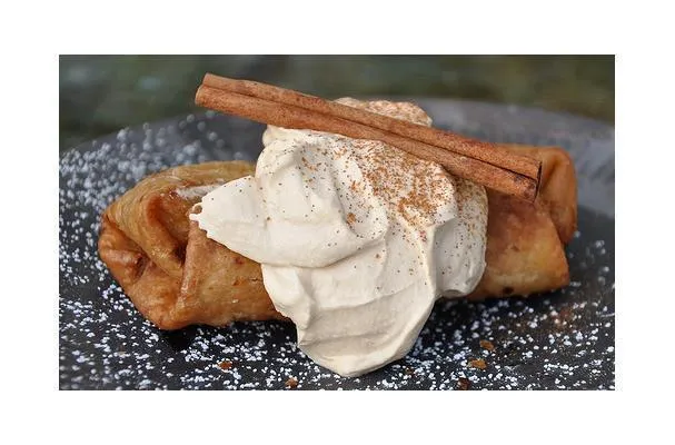 Mini-äppelchimichangas med karamellvispad grädde