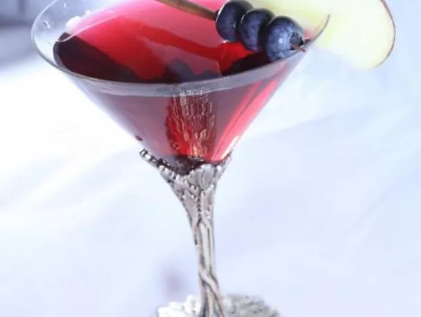 4 juli HALLON, VITT & BLÅBÄR GARDEN TILL BORD Cocktail från Harvest Spirits