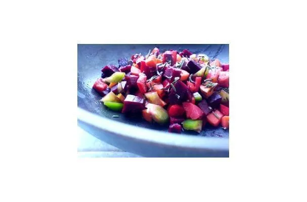 Blandad grönsallad med rosmarin och sumak