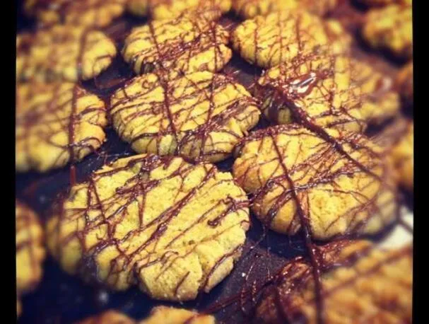 Jordnötssmörskakor med Xocai-chokladsås