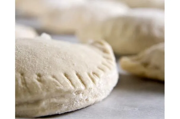 Potatis- och baconpiroger med karamelliserade schalottenlökar och valnötter