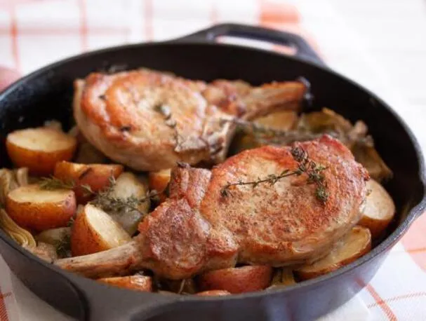 Rostad fläskkotlett med kronärtskockor och potatis