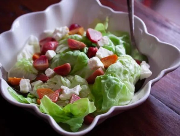 Rostade små betor med sallad och fetaost