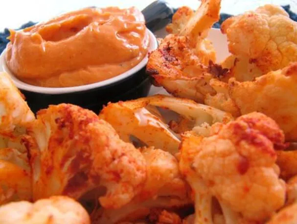 Rostade blomkålsdippar med rökt paprikaaioli