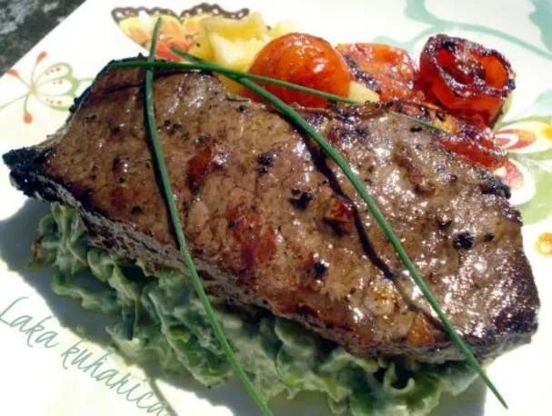 Biff av entrecôte med rostade körsbärstomater och grönsakspuré