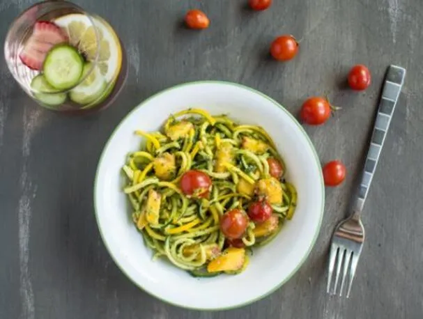 Sommarsallad med pesto och nudlar
