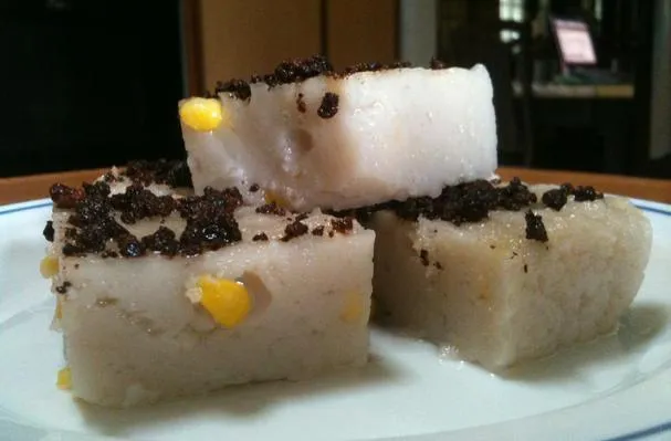 Sötat rismjöl med majs och kokosmjölk (Maja Blanca)