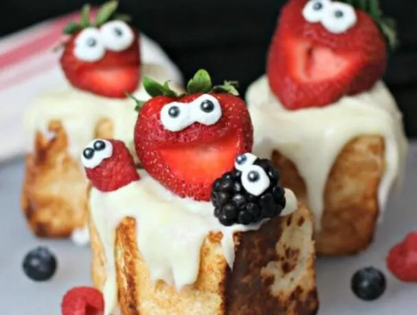 Rostad änglamatkaka med jordgubbar