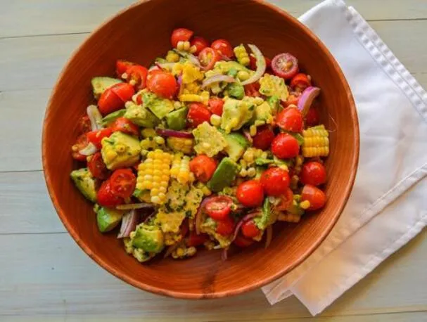 Tomat-, majs- och avokadosallad med koriander- och limevinägrett