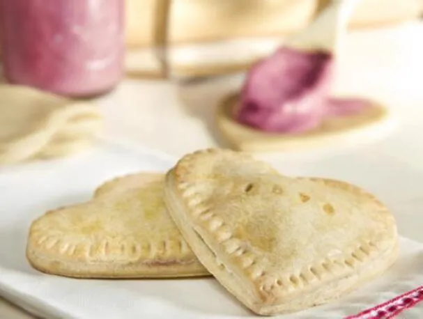 Vita choklad- och körsbärshandpajer