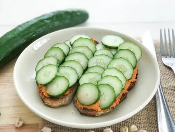 Fullkornsbröd med hummus och gurka