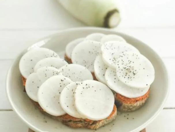 Fullkornsbröd med hummus och rädisa