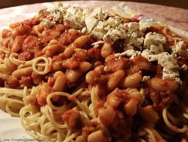 "Kryddig" röd sås med vita bönor och spaghetti!!!