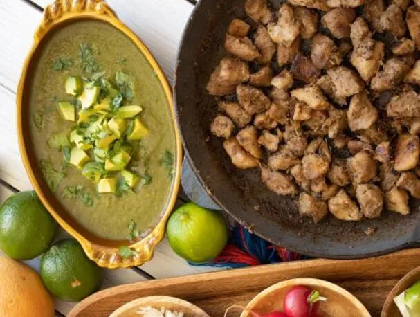 Carnitas-tacos med tomatillosås och avokado