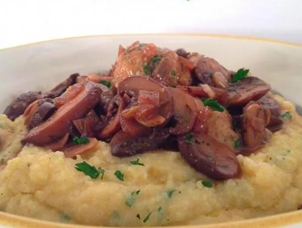 Kycklingköttbullar Marsala över krämig Polenta