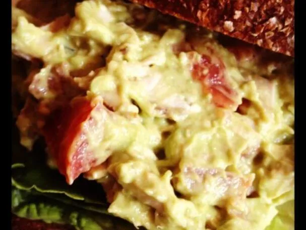 Kycklingsallad med avokado, rökt bacon från Applewood och tomat