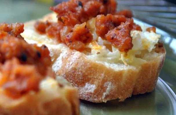 Chorizo och ostcrostini